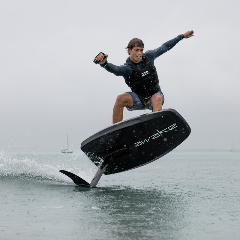 A young man making a tight carve on the Rävik S while it is raining.